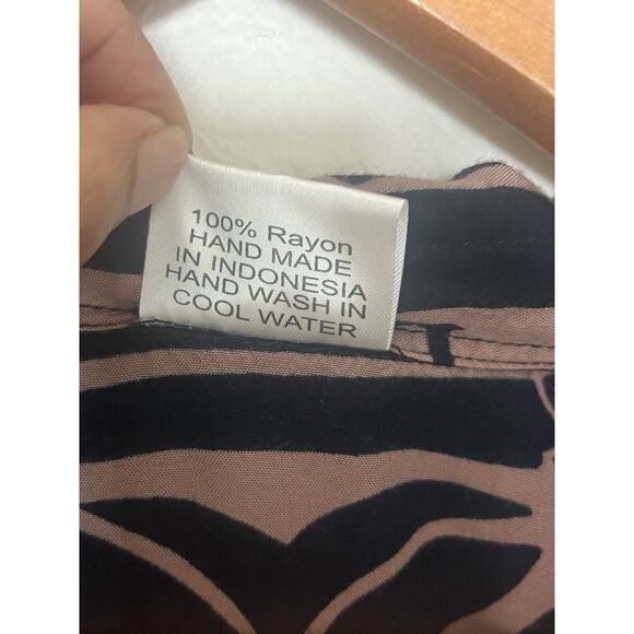 Missing Polynesia Men’s XL Brown Black Hawaiian Aloha Button Up Rayon Shirt - Picture 5 of 5